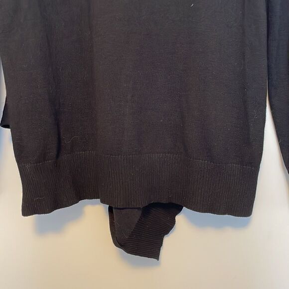 𝅺89th & Madison Crewneck Asymmetric Bottom Sweater Black Size Medium - Picture 10 of 10